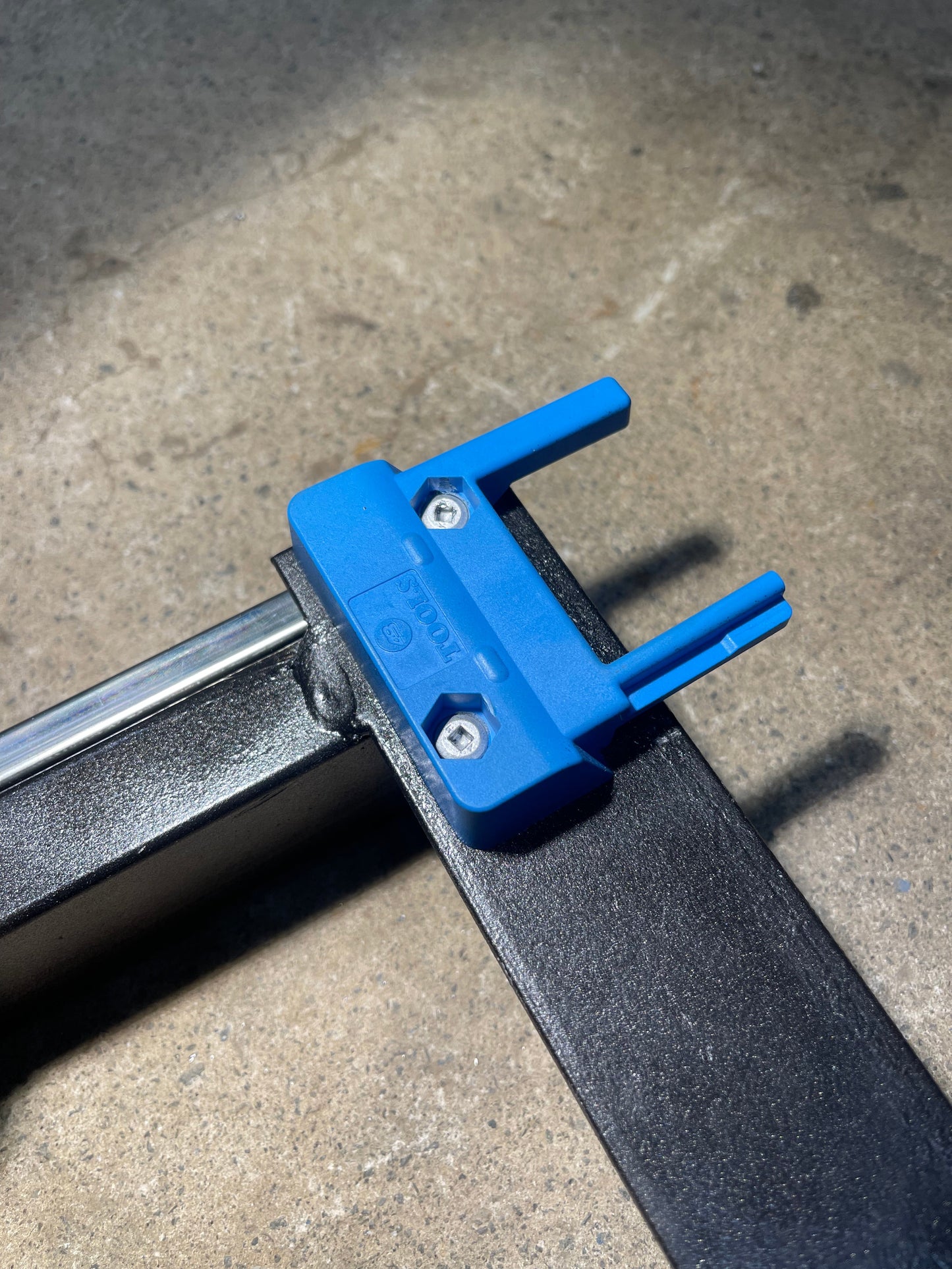 Tool slide for Makita without battery mounts